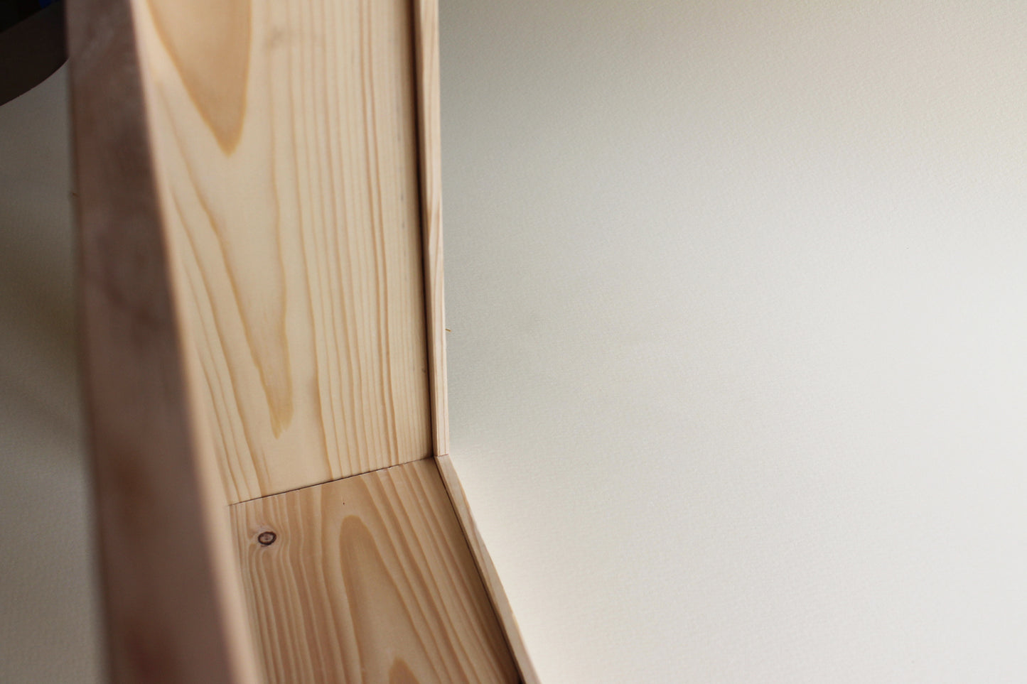 Contenitore porta vinili LP da parete in legno.