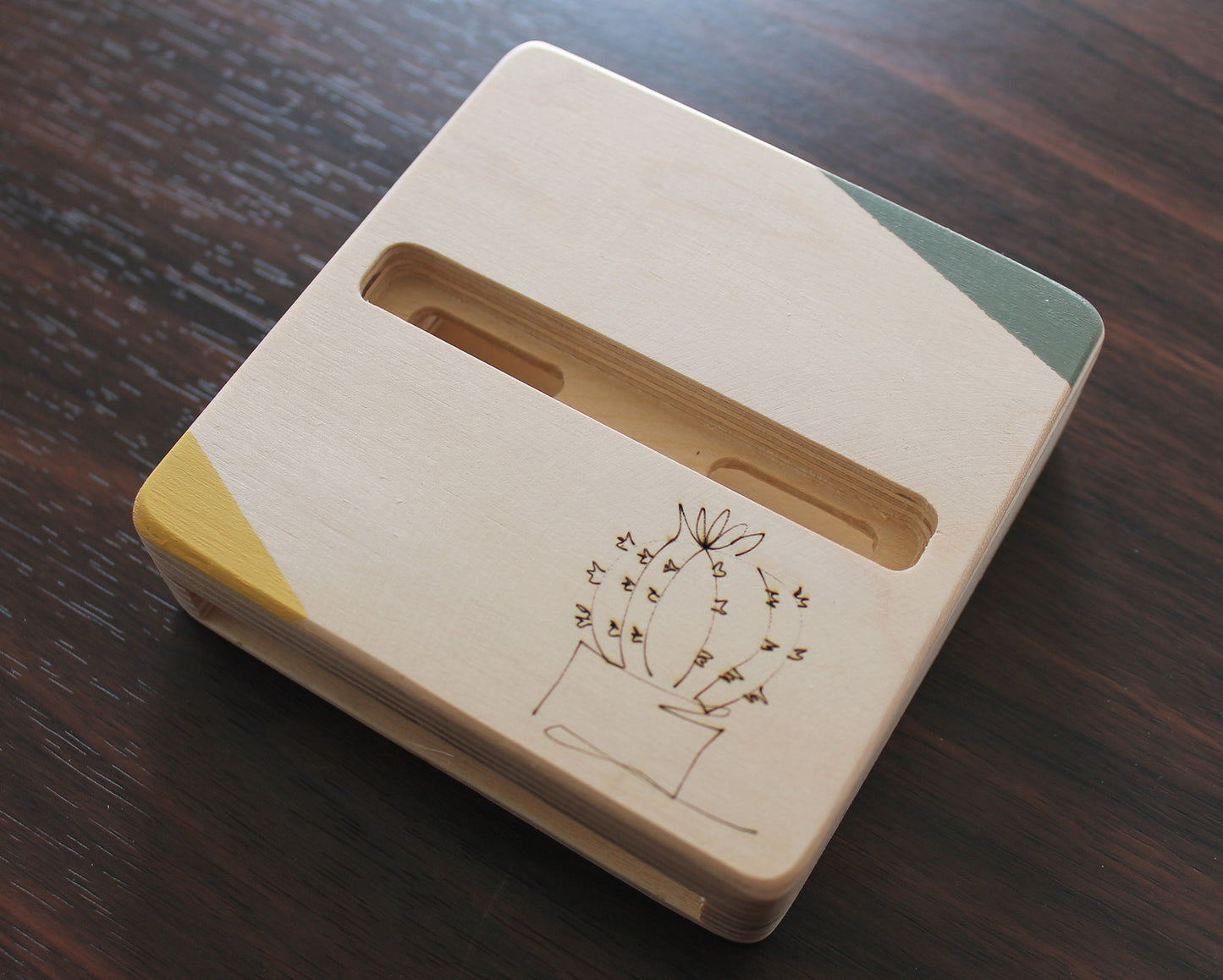 Supporto per telefono con cassa di risonanza del suono. BRICK