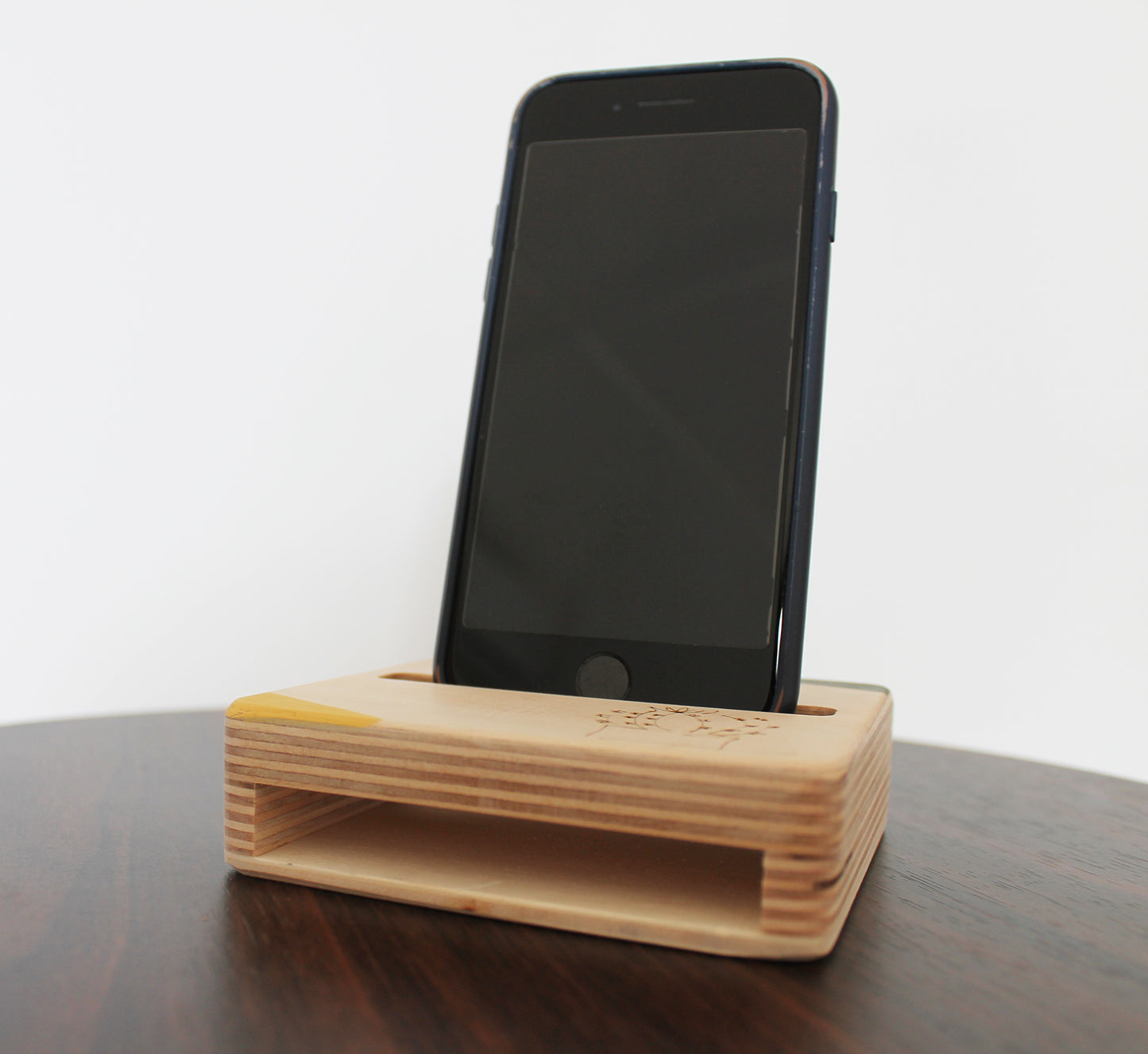 Supporto per telefono con cassa di risonanza del suono. BRICK