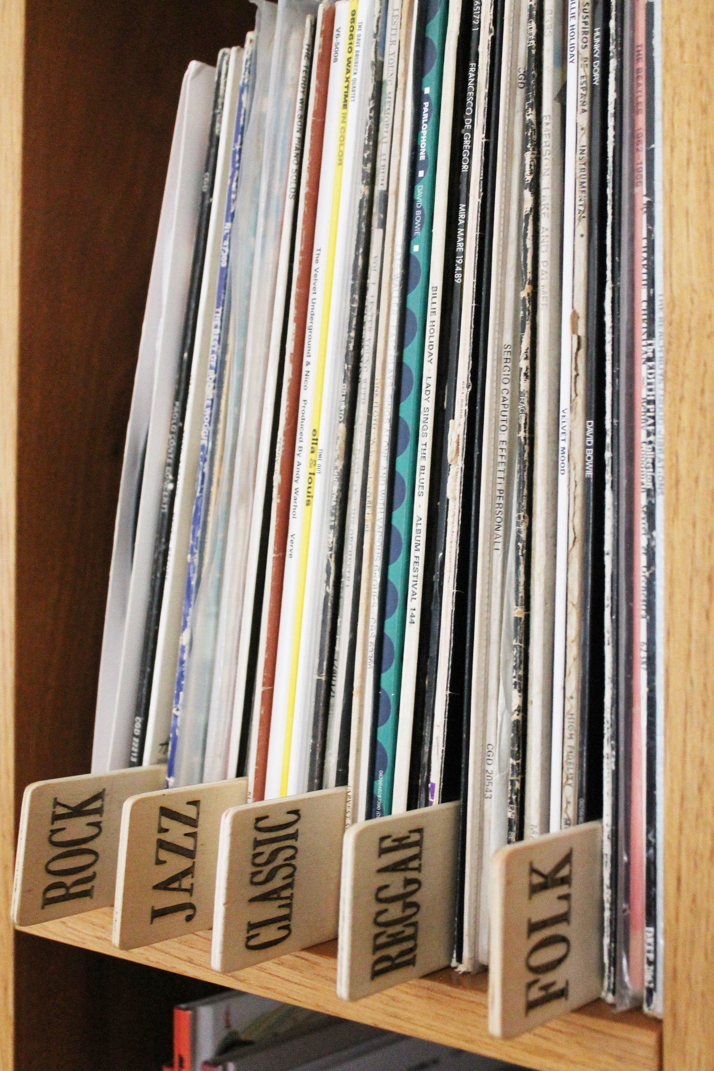 Divisori in legno per dischi in vinile. Organizzazione dischi in vinile.