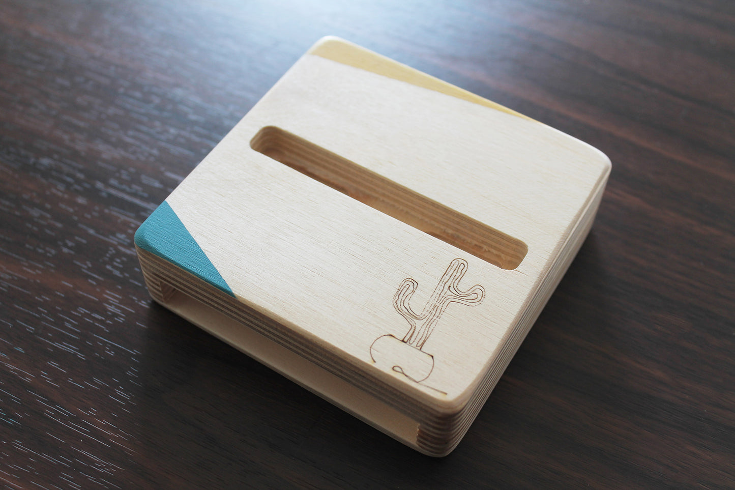Supporto per telefono con cassa di risonanza del suono. BRICK