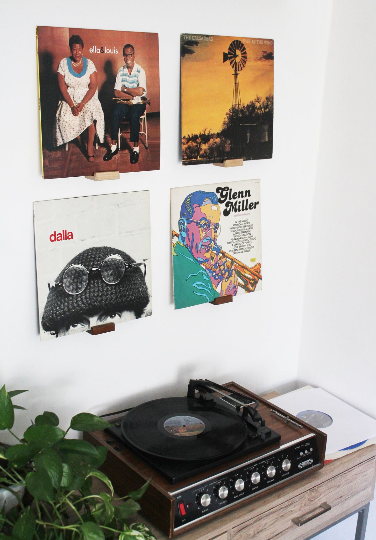 Vinyl record wall shelf. Vinyl shelf. Vinyl frame. LP holder. Small Size 