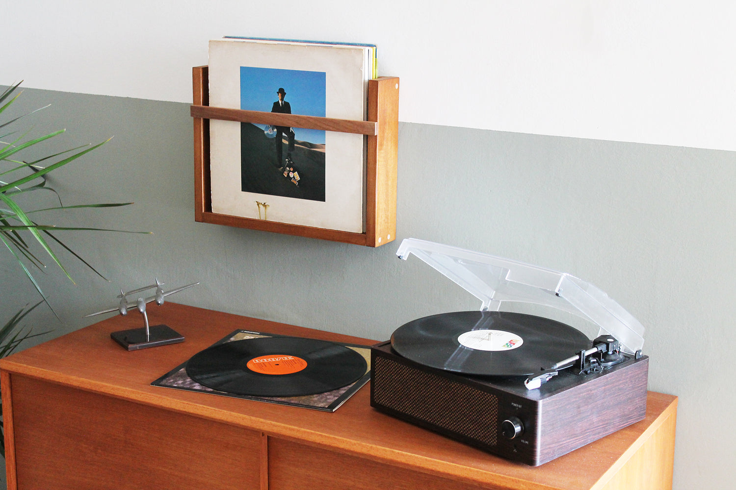Queue: il porta-LP da parete, per mettere in mostra le tue playlist -  Frizzifrizzi