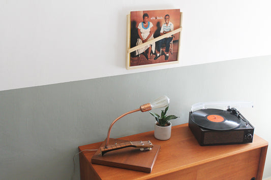 Étagère murale en bois pour vinyles. Prèsentoit de disque vinyles. 